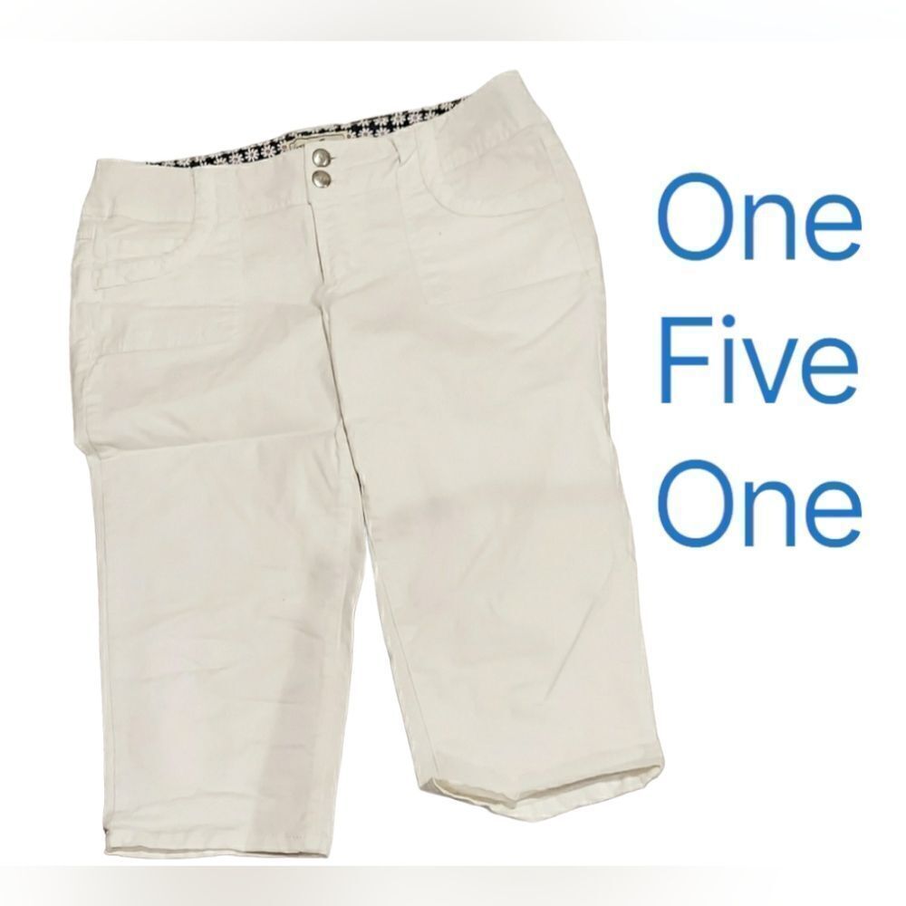 𝅺one five one Capri pants white womens size 6
